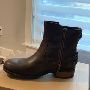 Ugg boots. Size 8.5. Like new condition.